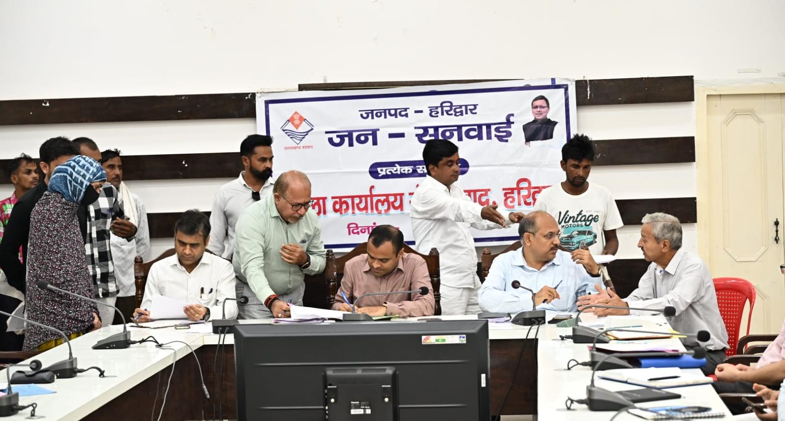 जनपद वासियों की समस्याओं को त्वरित निस्तारण के उदेश्य से जिलाधिकारी मयूर दीक्षित की अध्यक्षता में प्रत्येक सोमवार को आयोजित किया जा रहा है जन सुनवाई कार्यक्रम 4