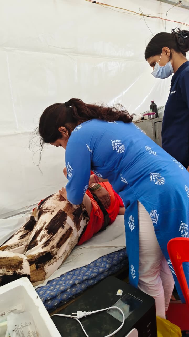 कांवड़ यात्रा पर आने वाले शिवभक्तों का स्वास्थ्य खराब होने की दशा में तत्काल निशुल्क किया जा रहा है उपचार 6
