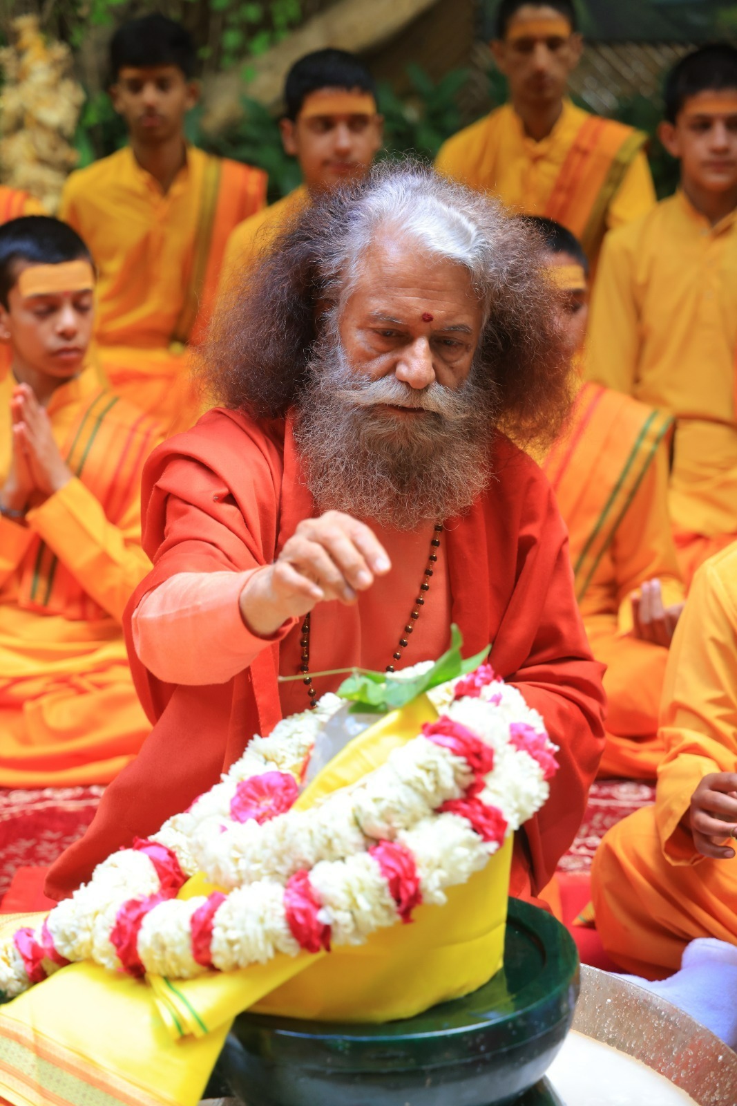 श्रावण के प्रथम सोमवार के पावन अवसर पर परमार्थ निकेतन में आयोजित दिव्य रुद्राभिषेक 5