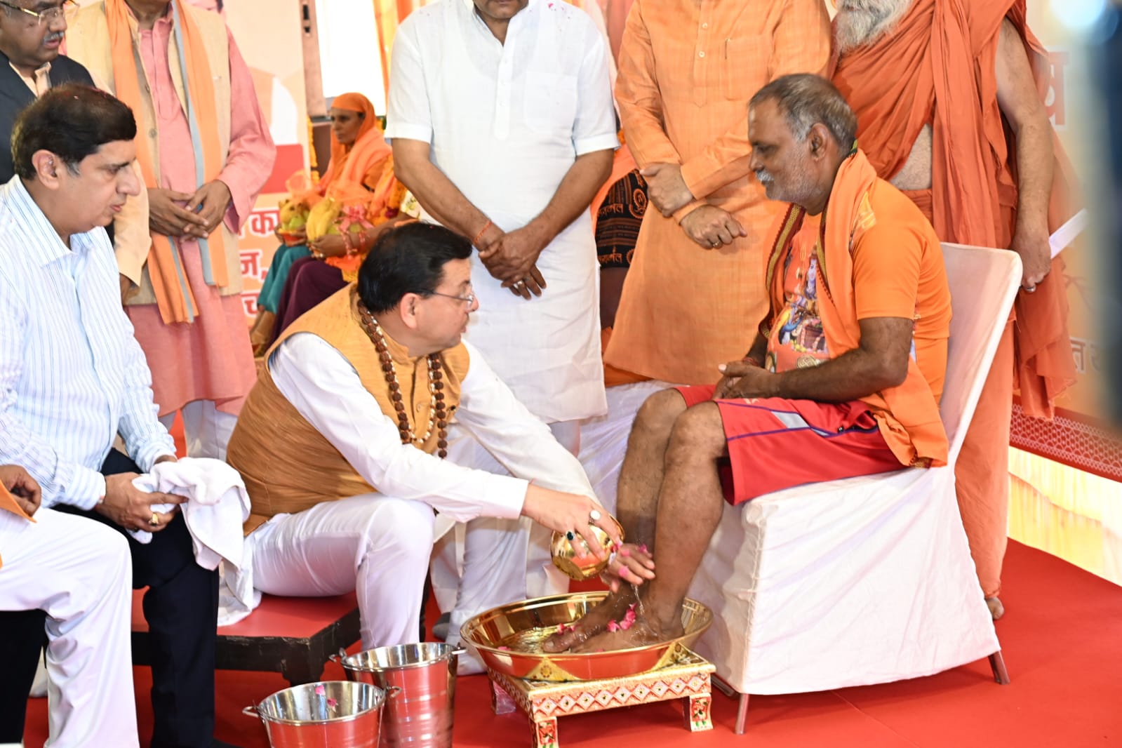 भव्य स्वागत, पुष्पवर्षा और चरण प्रक्षालन के साथ देवभूमि ने किया शिवभक्त कांवड़ियों का अभिनंदन 11