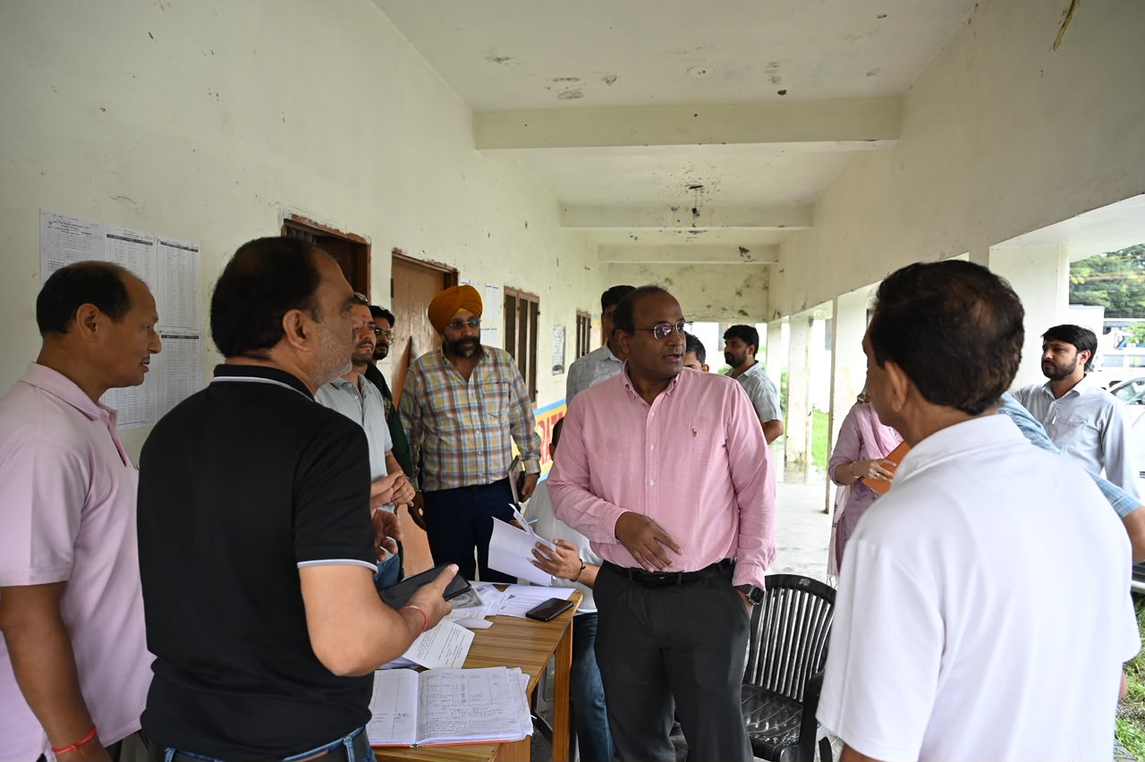 मुख्य निर्वाचन अधिकारी ने किया मतदान केंद्रों का निरीक्षण, मतदाताओं से लिया फीडबैक 4