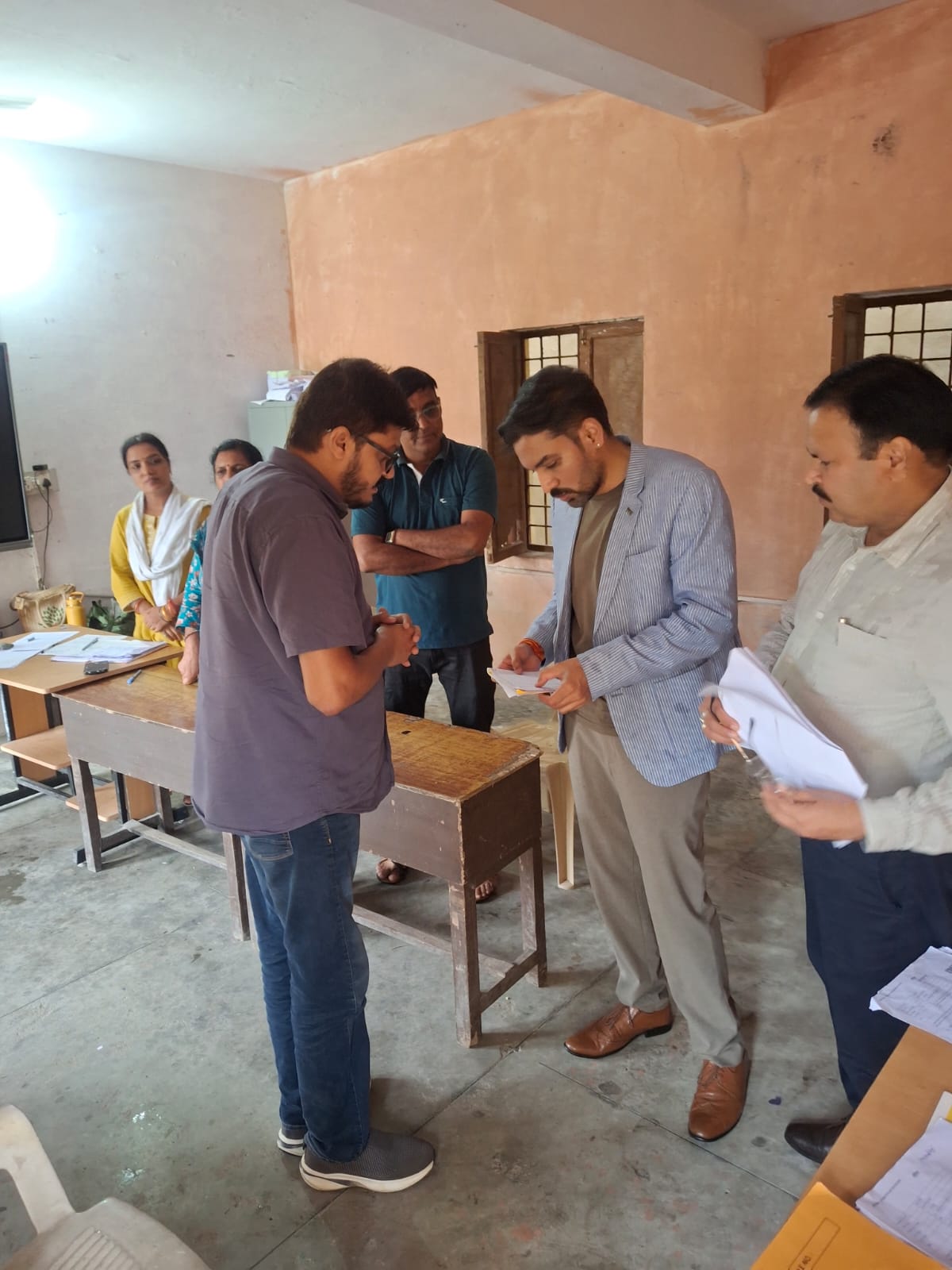 जिलाधिकारीने सहसपुर विधानसभा क्षेत्र के पोलिंग बूथों का निरीक्षण कर एसआईआर आपत्ति निस्तारण शिविर की व्यवस्थाओं का लिया जायजा 4