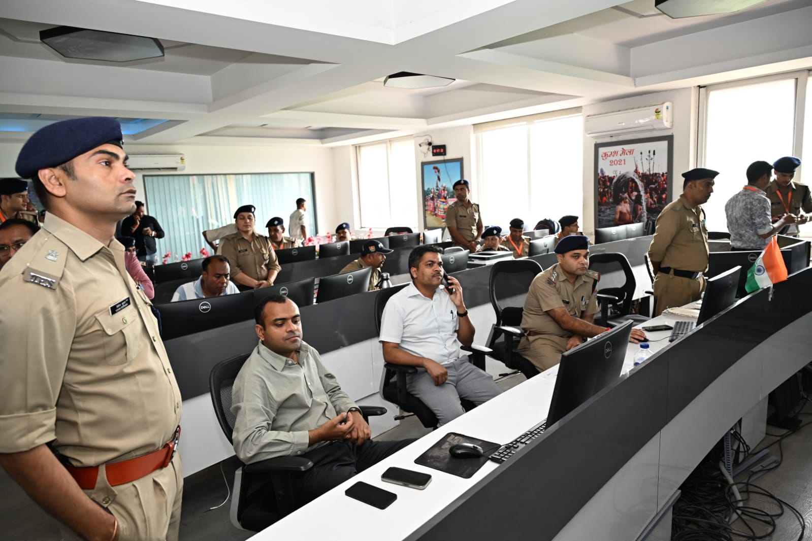 कांवड़ यात्रा की व्यवस्थाओं का जायजा लेने सीसीआर कंट्रोल रूम पहुंचे जिलाधिकारी 4