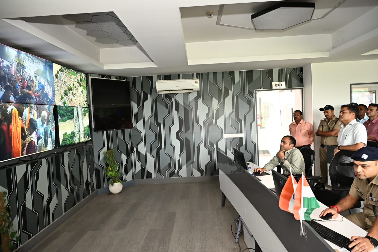 कांवड़ यात्रा की व्यवस्थाओं का जायजा लेने सीसीआर कंट्रोल रूम पहुंचे जिलाधिकारी 8