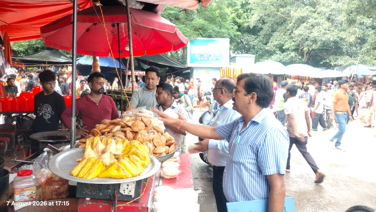 सहायक आयुक्त के नेतृत्व में गठित विशेष अभियान दल द्वारा विभिन्न खाद्य व्यवसाय प्रतिष्ठानों का सघन निरीक्षण 4