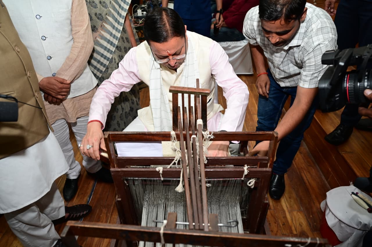 राष्ट्रीय हथकरघा दिवस पर मुख्यमंत्री धामी ने उत्कृष्ट बुनकरों और हस्तशिल्प कारीगरों को किया सम्मानित 3