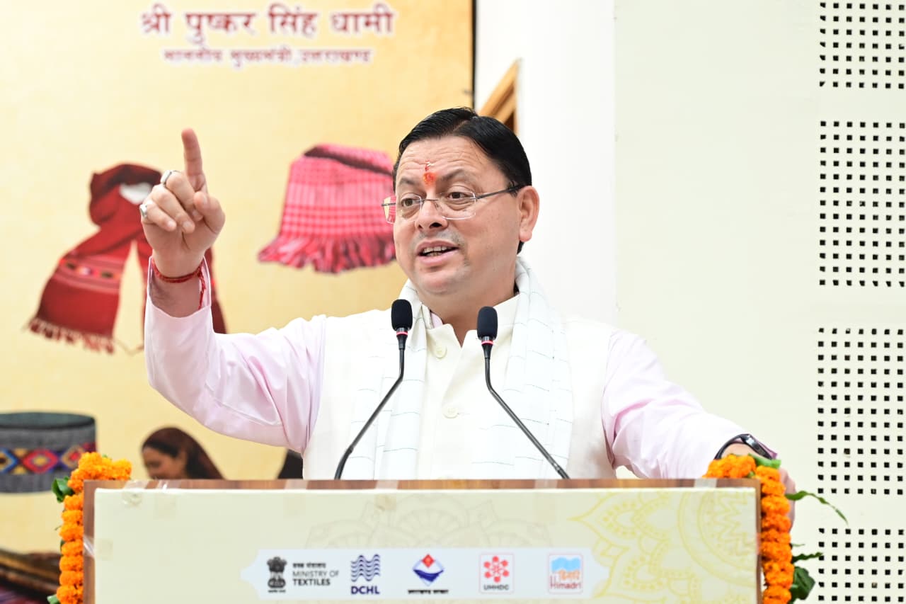 राष्ट्रीय हथकरघा दिवस पर मुख्यमंत्री धामी ने उत्कृष्ट बुनकरों और हस्तशिल्प कारीगरों को किया सम्मानित 2