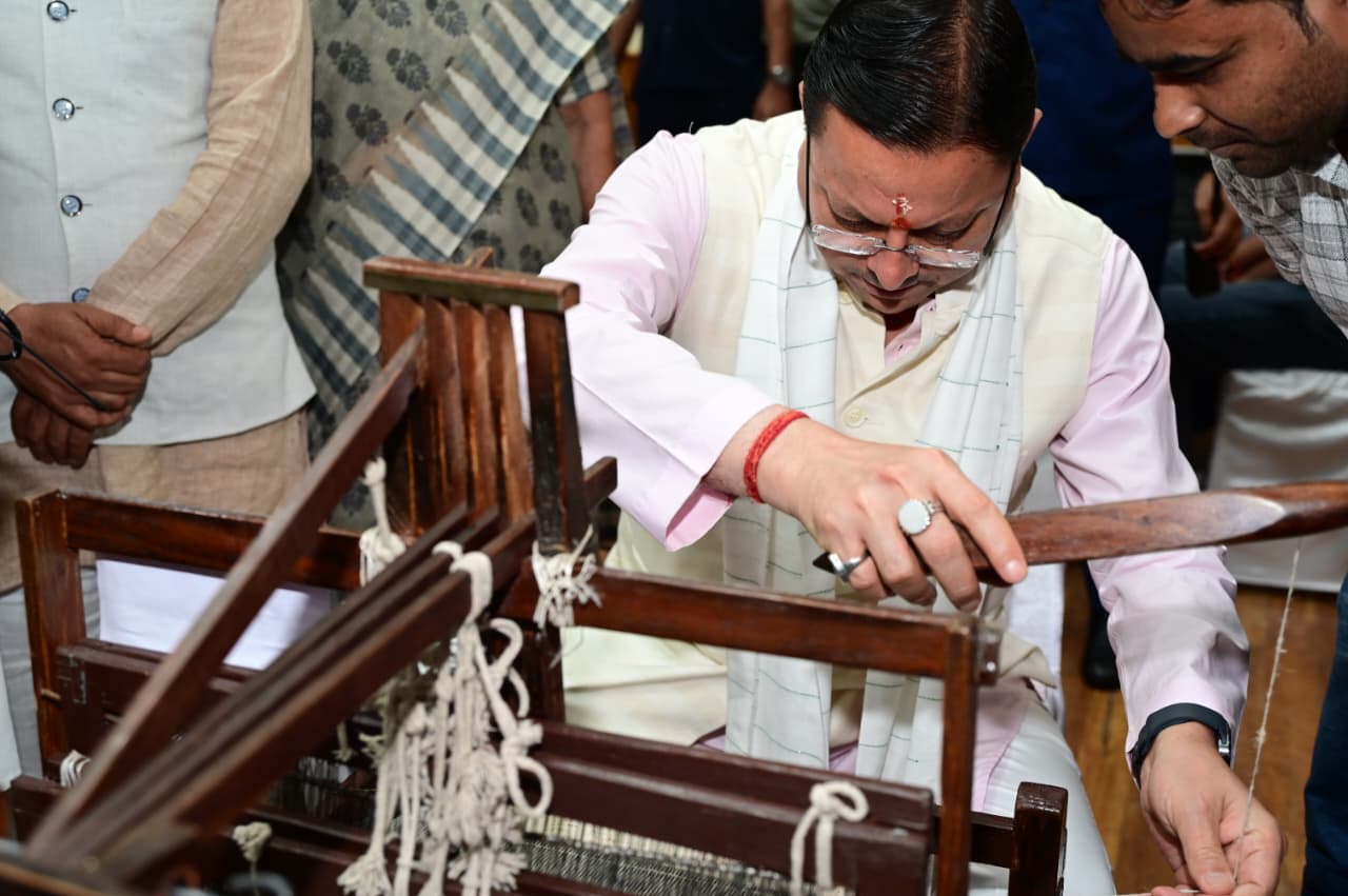 राष्ट्रीय हथकरघा दिवस पर मुख्यमंत्री धामी ने उत्कृष्ट बुनकरों और हस्तशिल्प कारीगरों को किया सम्मानित 4