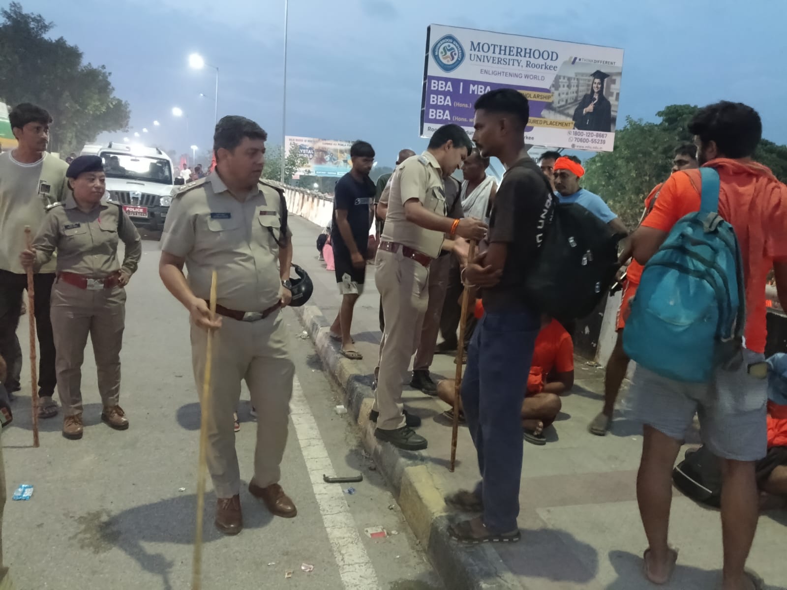 हाईवे पर यातायात व्यवस्था को सुचारू रूप से चलाएं जाने हेतु पुलिस पुलिस टीम अपने-अपने ड्यूटी पॉइंट पर मुस्तैद होकर कर रही शिव भक्तों को उनके गंतव्य के लिए रवाना 10