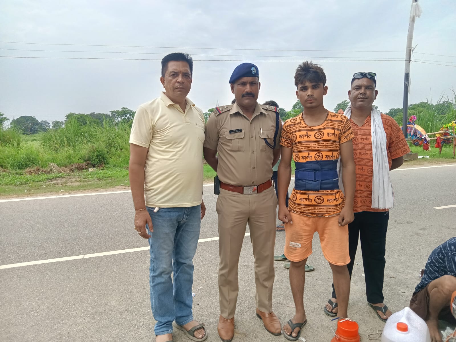 भोले का जल खंडित होने पर पुलिस द्वारा तत्काल मौके पर शांति व्यवस्था बनाते हुए भोले को हर की पैड़ी से जल उपलब्ध कराकर किया गंतव्य के लिए रवाना 4