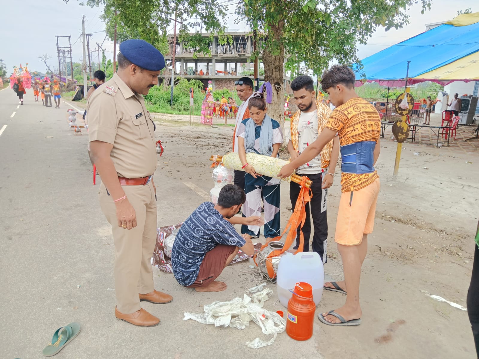 भोले का जल खंडित होने पर पुलिस द्वारा तत्काल मौके पर शांति व्यवस्था बनाते हुए भोले को हर की पैड़ी से जल उपलब्ध कराकर किया गंतव्य के लिए रवाना 2