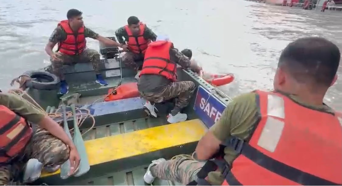 गंगा की तेज धार के बीच श्रद्धालुओं के लिए सुरक्षा कवच बने BEG एवं Centre, रुड़की के जांबाज जवान 3