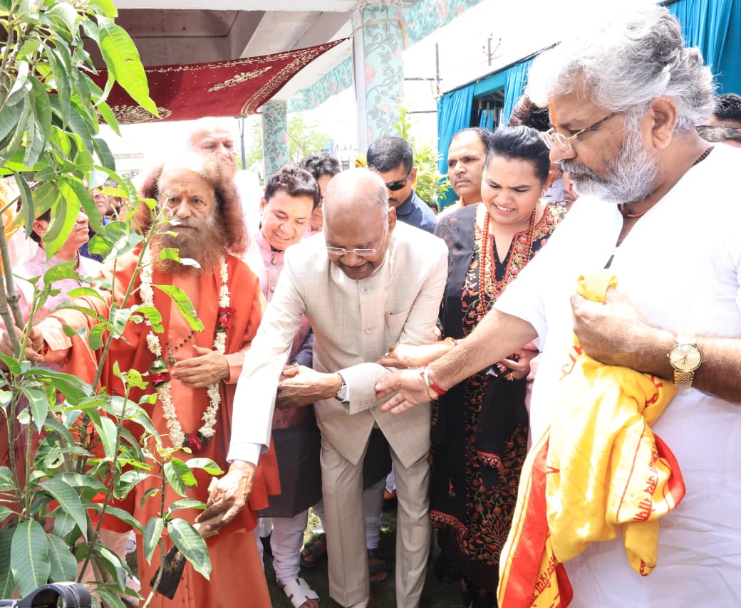 परमार्थ पीठाधीश्वर, पूज्य स्वामी चिदानन्द सरस्वती जी वृन्दावन यात्रा पर, बांके बिहारी जी के दर्शन कर भारत की समृद्धि, शांति और मंगल की प्रार्थना 11