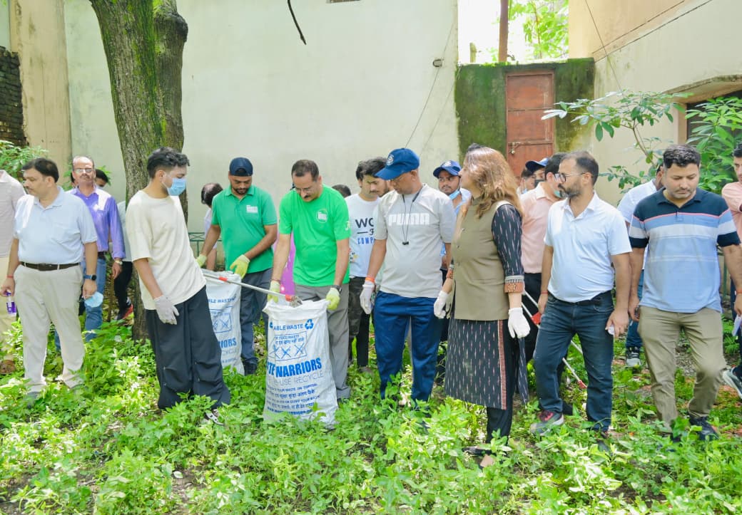 विशेष स्वच्छता अभियान में डीएम एवं सचिव विधिक सेवा प्राधिकरण ने किया प्रतिभाग, 100 से अधिक लोग बने इस अभियान का हिस्सा 4