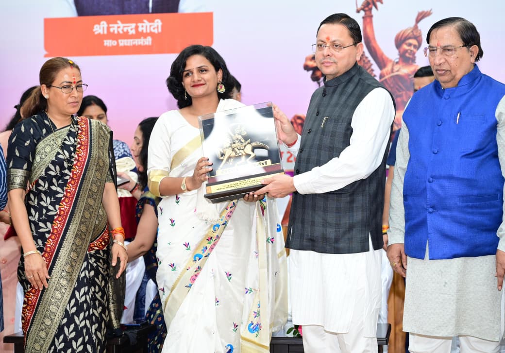 मुख्यमंत्री ने तीलू रौतेली एवं आंगनबाड़ी कार्यकत्री पुरस्कार से मातृशक्ति को किया सम्मानित 4
