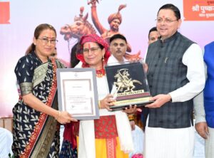 मुख्यमंत्री ने तीलू रौतेली एवं आंगनबाड़ी कार्यकत्री पुरस्कार से मातृशक्ति को किया सम्मानित