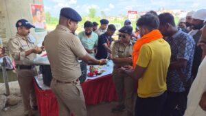 शिवभक्त कांवड़ियों की सेवा में जुटी पुलिस, किया प्रसाद वितरण