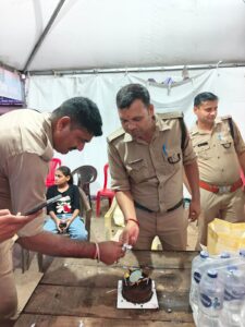 कांवड़ यात्रा की व्यवस्थाओं के बीच भोले की जय जयकार की गूंज के साथ सड़क पर कटा पुलिस जवान का बर्थ डे केक