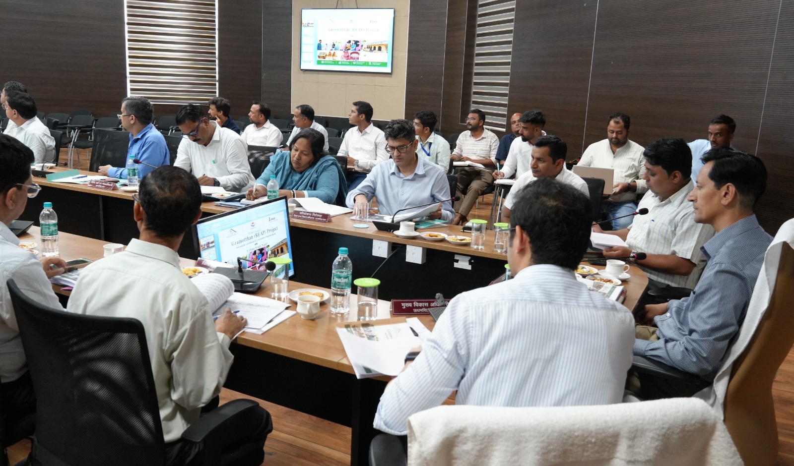 मण्डलायुक्त जिला सभागार में ग्राम्मोत्थान, रीप, राष्ट्रीय ग्रामीण आजीविका मिशन, प्रधानमंत्री आवास ग्रामीण व वीबीजी राम जी योजनाओं की समीक्षा की 4