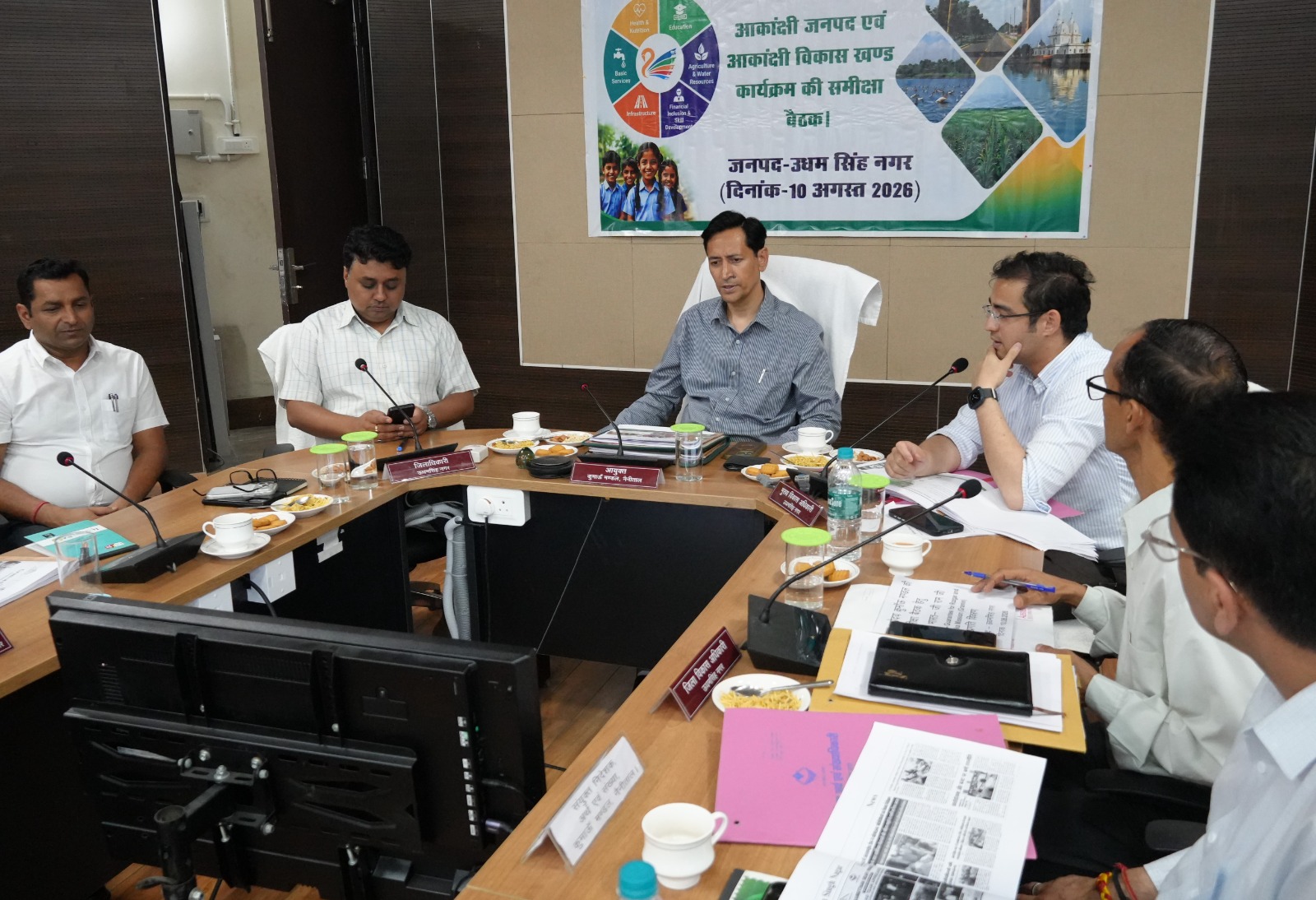 मण्डलायुक्त जिला सभागार में ग्राम्मोत्थान, रीप, राष्ट्रीय ग्रामीण आजीविका मिशन, प्रधानमंत्री आवास ग्रामीण व वीबीजी राम जी योजनाओं की समीक्षा की 5
