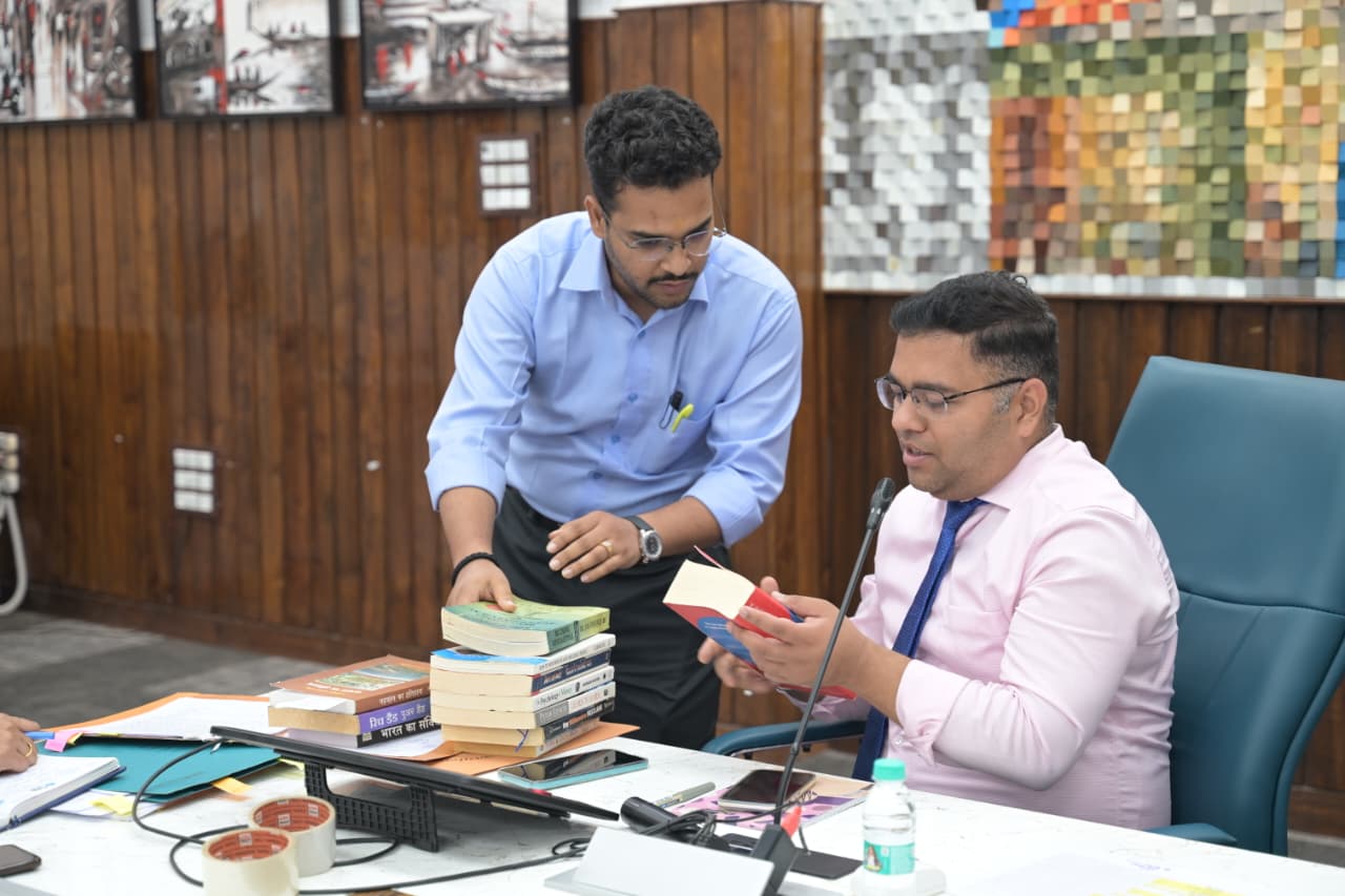 “एक पुस्तक दान करें, ज्ञान का वृक्ष लगाएं” अभियान के तहत आरटीओ बिष्ट ने डीएम मिश्रा को भेंट की 8 प्रेरणादायक पुस्तकें 2