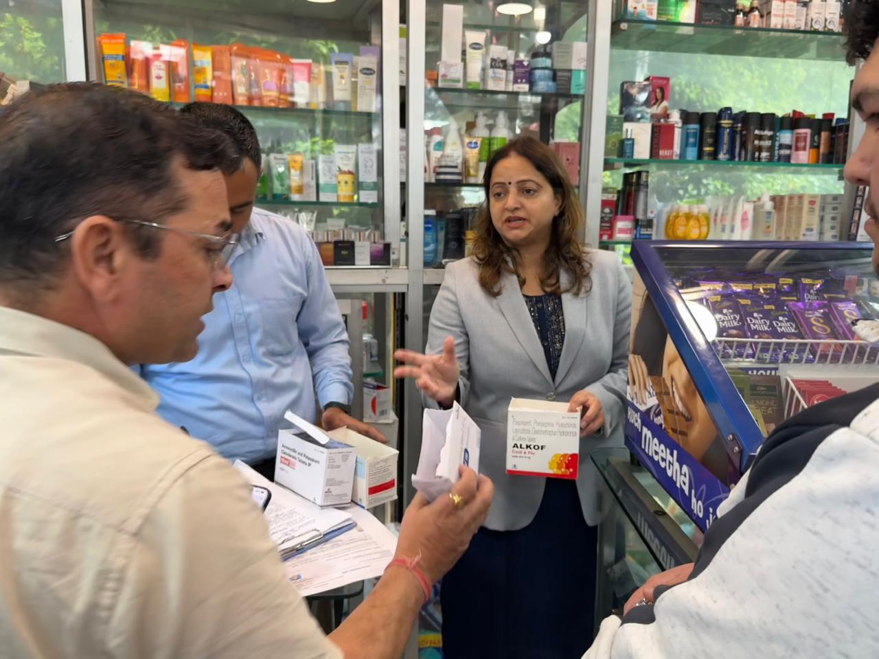 मसूरी में मेडिकल स्टोरों पर संयुक्त औचक निरीक्षण, तीन प्रतिष्ठानों में दवा बिक्री पर रोक 2