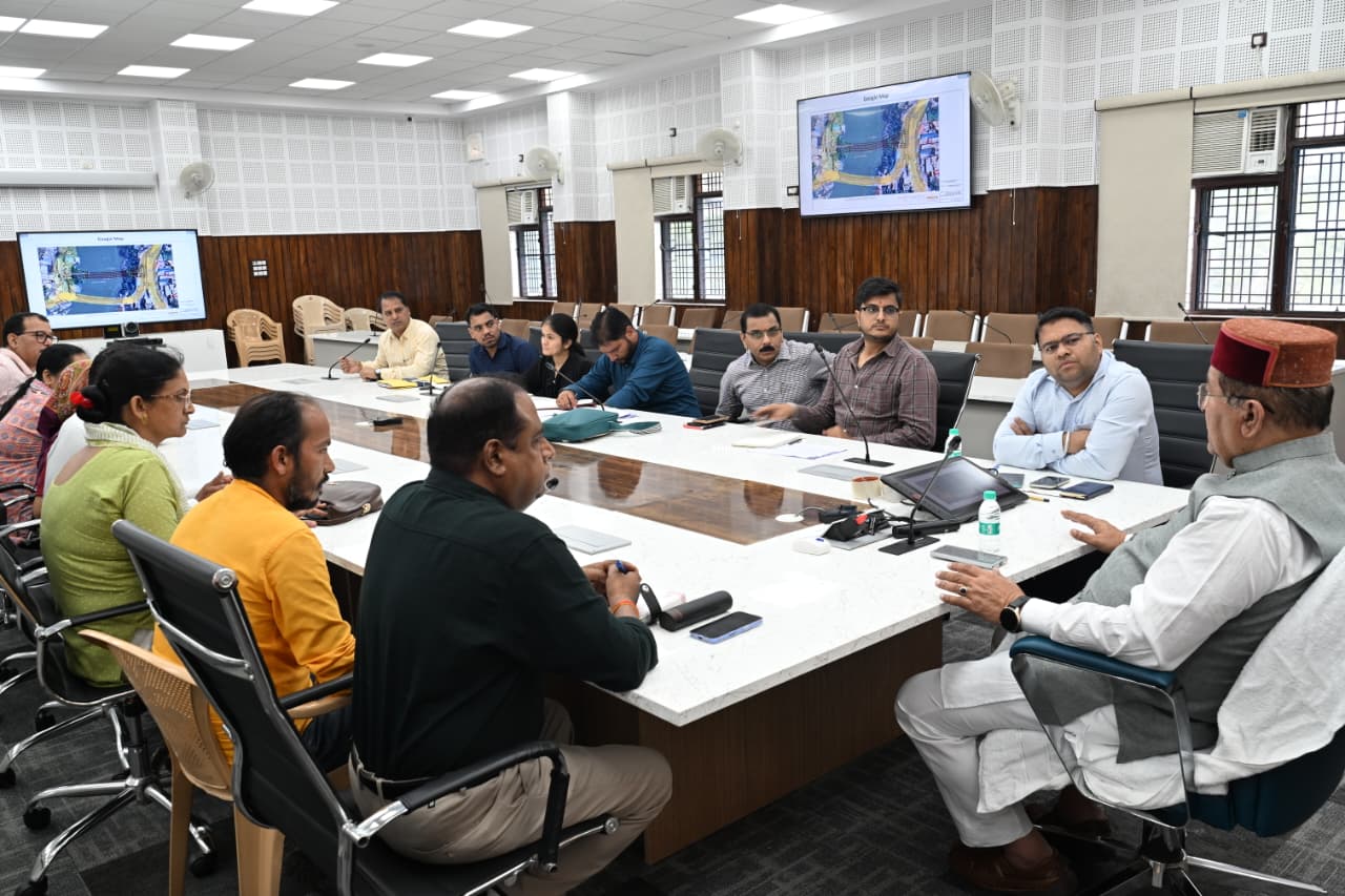 कैबिनेट मंत्री भरत सिंह चौधरी ने बेलनी में प्रस्तावित 85.68 मीटर लंबे नए मोटर सेतु के निर्माण को लेकर प्रभावितों एवं व्यापारियों के साथ की महत्वपूर्ण बैठक 3