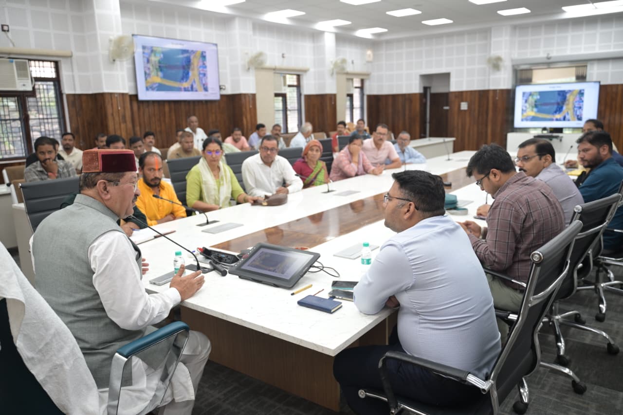 कैबिनेट मंत्री भरत सिंह चौधरी ने बेलनी में प्रस्तावित 85.68 मीटर लंबे नए मोटर सेतु के निर्माण को लेकर प्रभावितों एवं व्यापारियों के साथ की महत्वपूर्ण बैठक 4