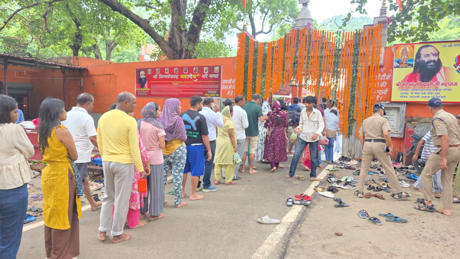 जनपद के शिव मंदिरों में लगी भारी भीड़ ,पुलिस द्वारा जलाभिषेक करने वाले शिव भक्तों को सकुशल किया जा रहा है उनके गंतव्य के लिए रवाना 5