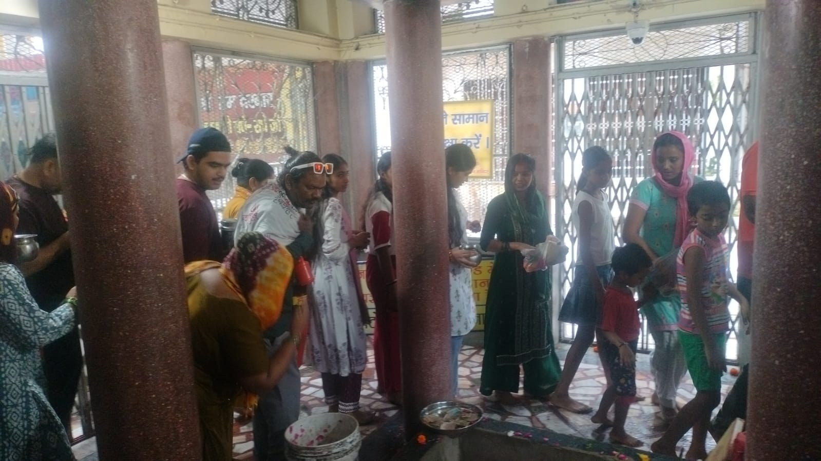 जनपद के शिव मंदिरों में लगी भारी भीड़ ,पुलिस द्वारा जलाभिषेक करने वाले शिव भक्तों को सकुशल किया जा रहा है उनके गंतव्य के लिए रवाना 3