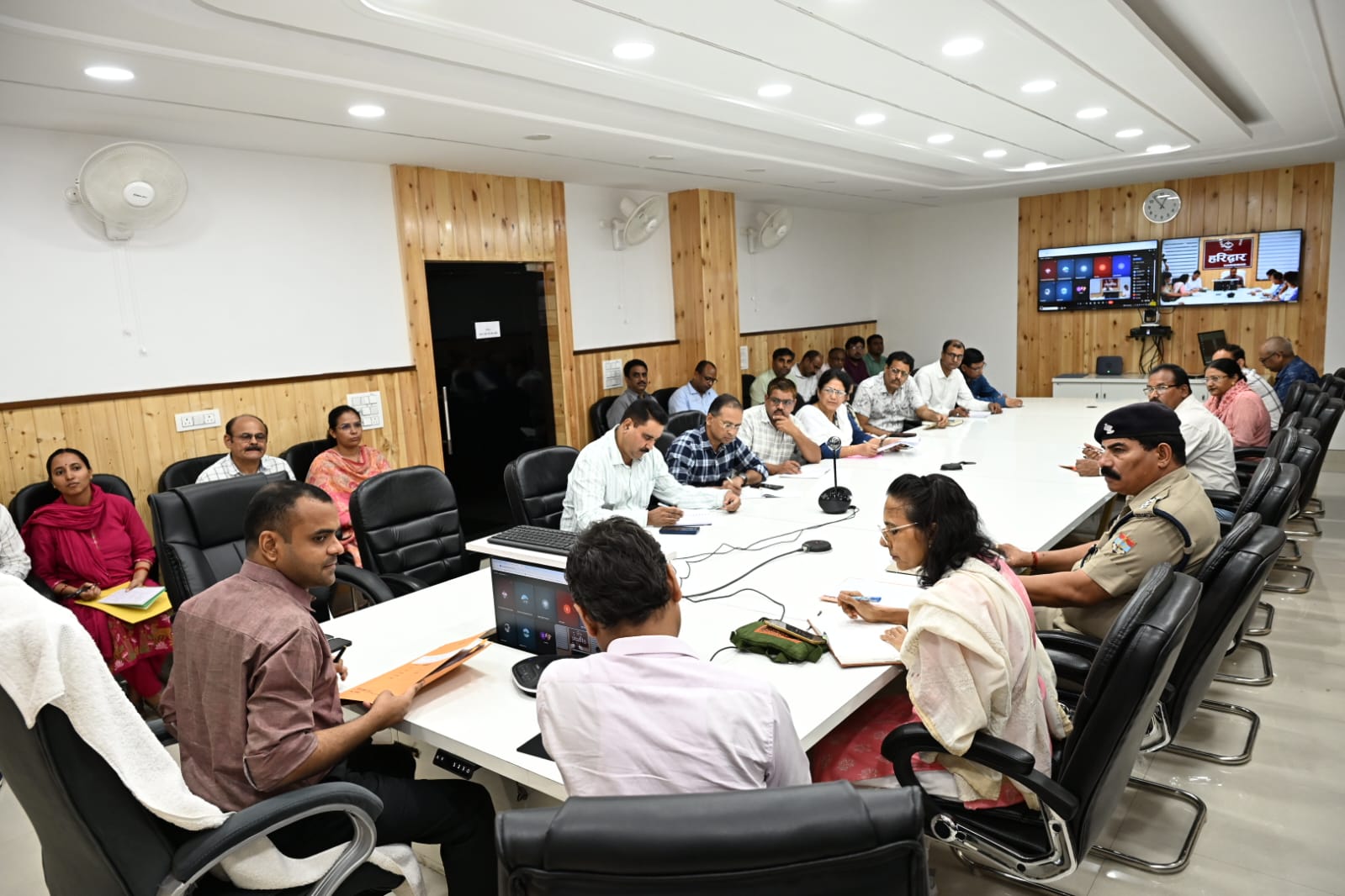 स्वतंत्रता दिवस समारोह की तैयारियों को लेकर जिलाधिकारी की अध्यक्षता ने बैठक आयोजित 3