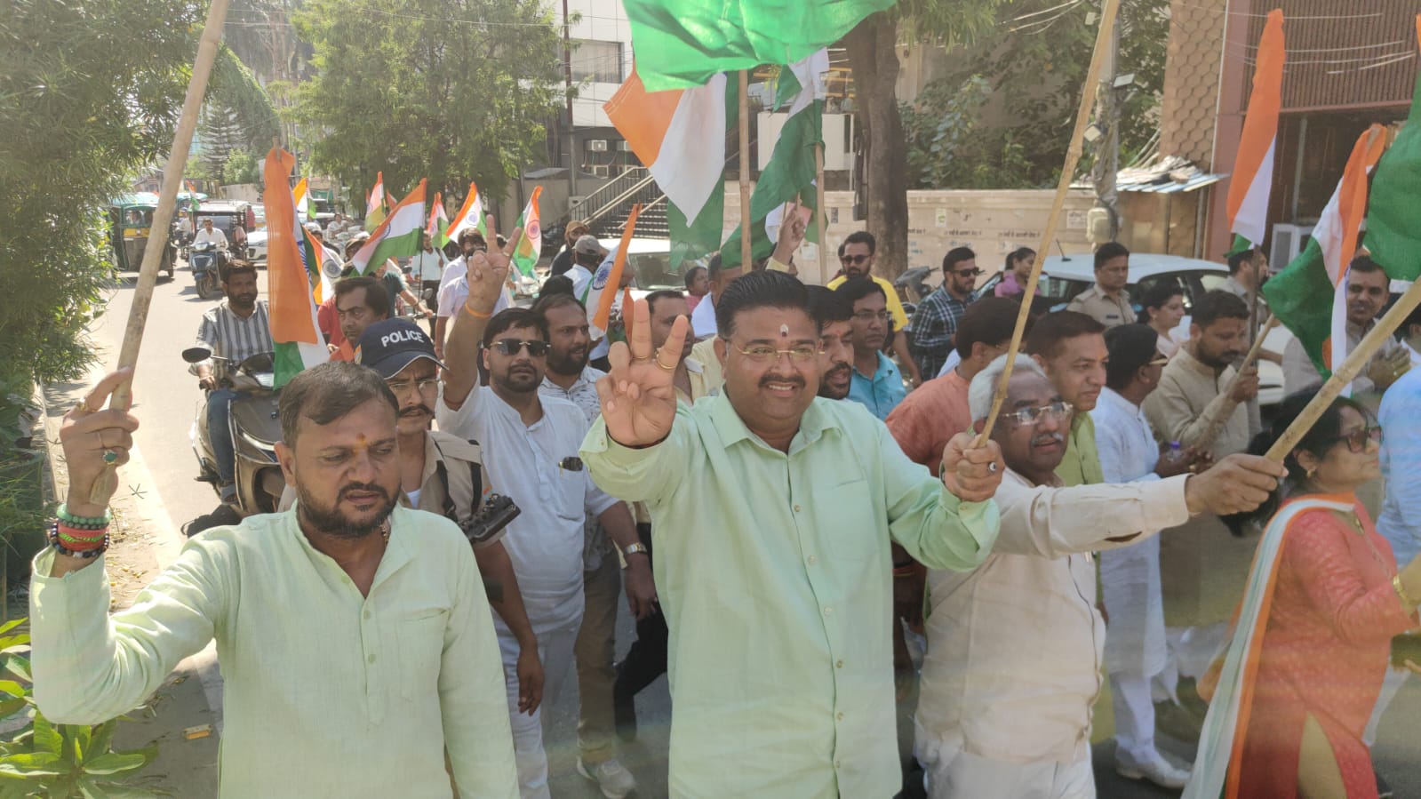 राष्ट्रभक्ति के उत्साह से गूंजा हरिद्वार, कैबिनेट मंत्री मदन कौशिक के नेतृत्व में निकली भव्य तिरंगा यात्रा 4