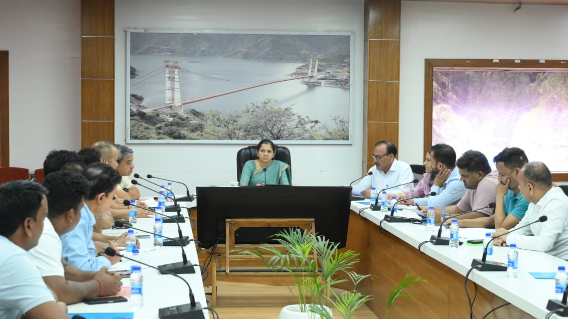 डीएम टिहरी ने राफ्टिंग प्रबंधन समिति की बैठक ली 3