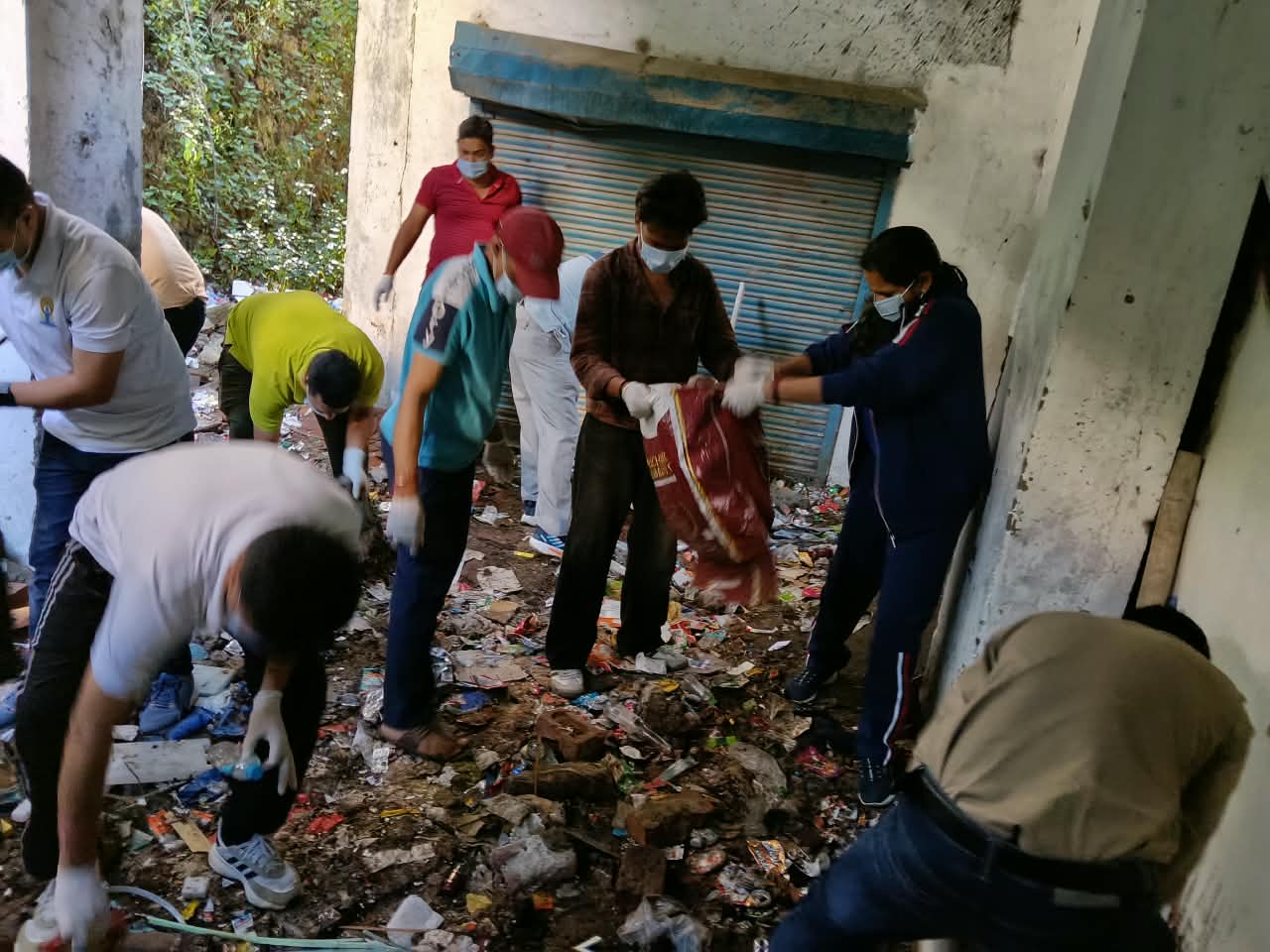 स्वतंत्रता दिवस के उपलक्ष्य में डीएम ने चलाया वृहद स्वच्छता अभियान, स्वयं श्रमदान कर दिया स्वच्छता का संदेश 3