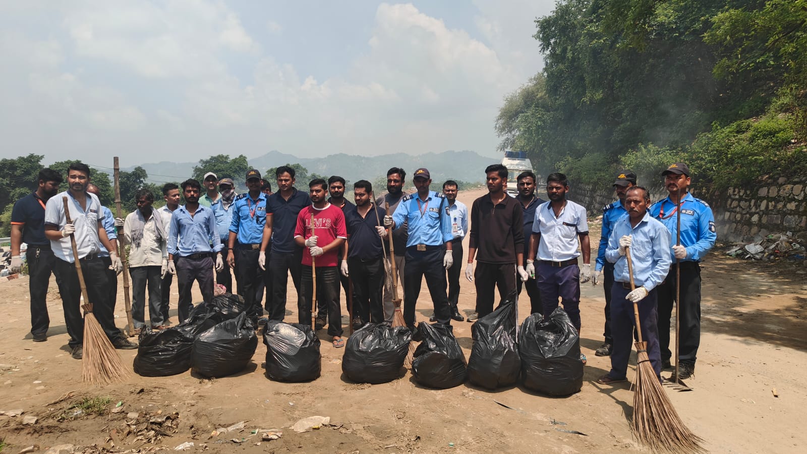 कांवड़ मेले के सफलतापूर्वक संपन्न होने के उपरांत फैले कूड़े-कचरे के निस्तारण हेतु जिलाधिकारी के निर्देशन में जनपद में चलाया जा रहा सफाई अभियान 2