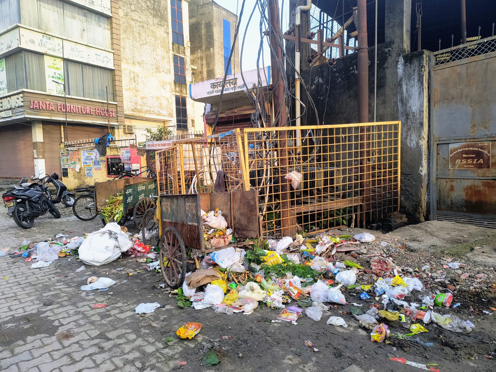 ट्रांसफॉर्मर के पास कूडा डालना, घट सकती है कोई घटना 2