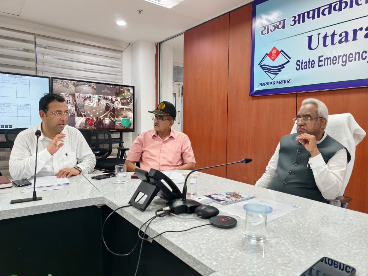 पीपलकोटी टनल हादसा-मा0 मंत्री ने एसईओसी पहुंचकर राहत एवं बचाव कार्यों की समीक्षा की 2