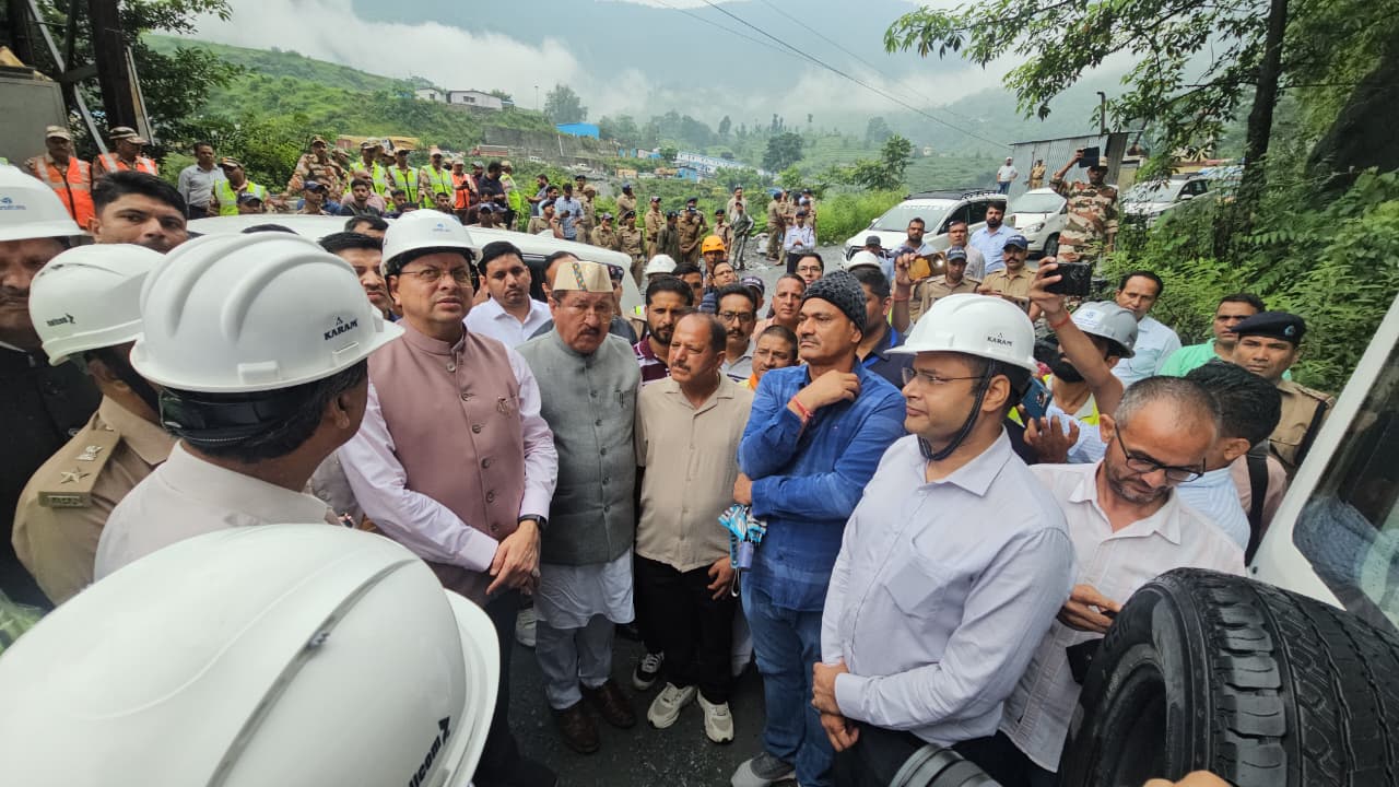 बेहद खराब मौसम के बीच भी पीपलकोटी पहुंचे मुख्यमंत्री धामी 3