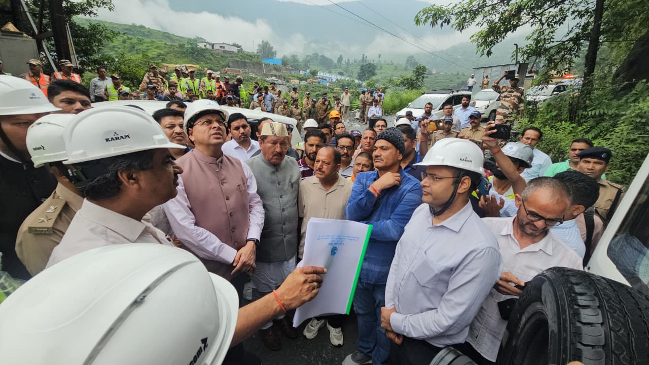 बेहद खराब मौसम के बीच भी पीपलकोटी पहुंचे मुख्यमंत्री धामी 2