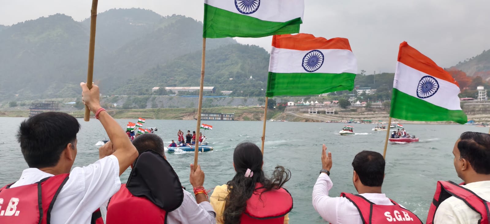 देशभक्ति के रंग में रंगी टिहरी झील, तिरंगे के साथ गूंजे भारत माता की जय के जयकारे 3