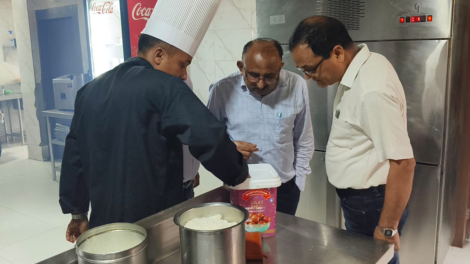 खाद्य सुरक्षा टीम ने भूपतवाला, बहादराबाद एवं सिडकुल क्षेत्र में होटल एवं रेस्टोरेंटों का किया औचक निरीक्षण 4