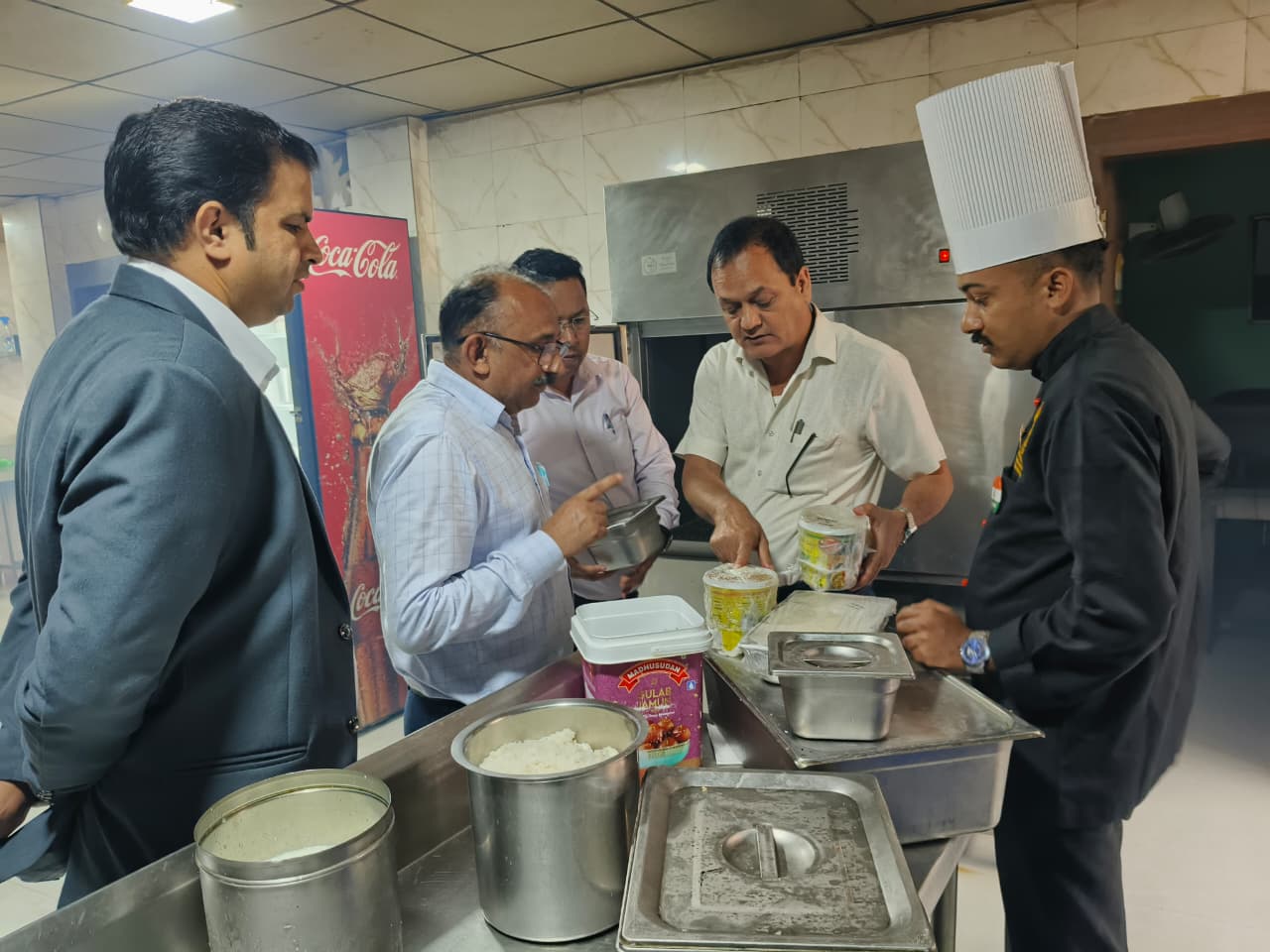 खाद्य सुरक्षा टीम ने भूपतवाला, बहादराबाद एवं सिडकुल क्षेत्र में होटल एवं रेस्टोरेंटों का किया औचक निरीक्षण 3