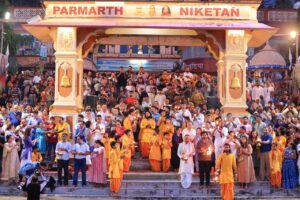 नेपाल से धार्मिक यात्रा पर आए प्रतिनिधिमंडल ने परमार्थ निकेतन, दिव्य गंगा आरती में सहभाग