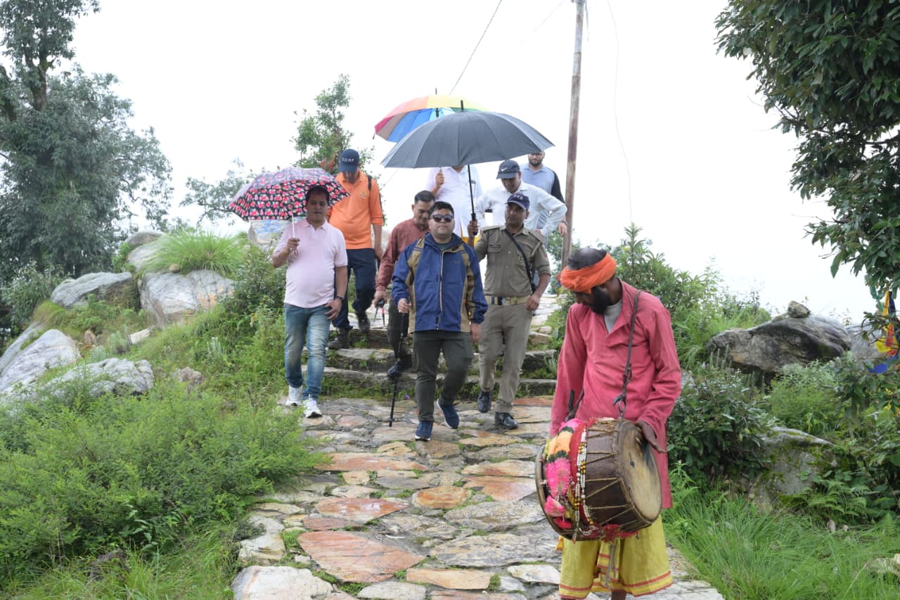 कार्तिक स्वामी मंदिर क्षेत्र के विकास को लेकर जिलाधिकारी ने किया स्थलीय निरीक्षण 3