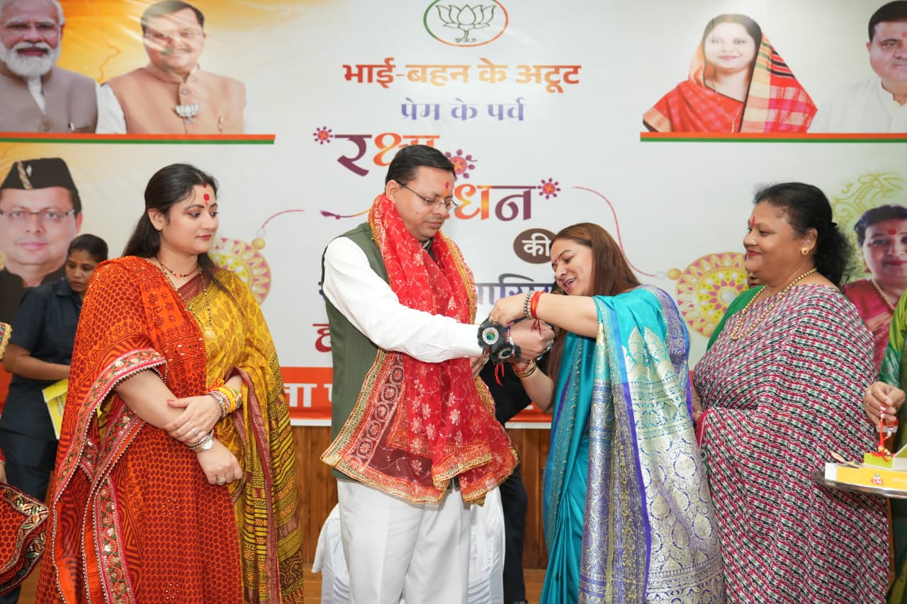 मुख्यमंत्री को प्रदेशभर से आई बहनों ने बांधा रक्षा सूत्र 2