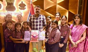 नन्ही छात्राओं ने बांधा रक्षासूत्र, कप्तान नवनीत सिंह ने दिया रक्षा का वचन