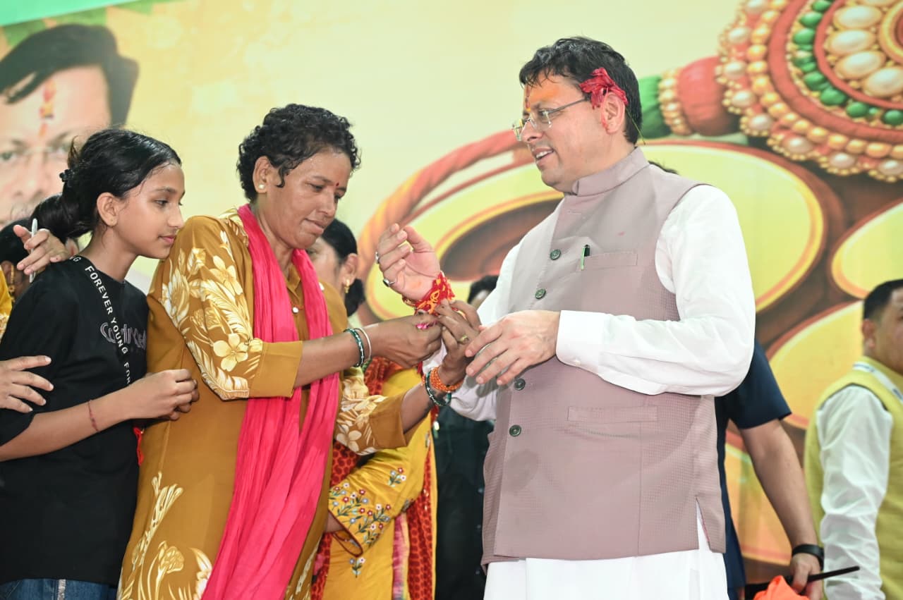 रक्षाबंधन समारोह में मुख्यमंत्री धामी का भव्य स्वागत,महिलाओं के लिए 60 वर्ष की उम्र से मुफ्त बस सफर की घोषणा 17