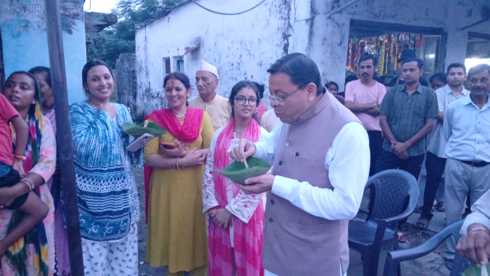 मुख्यमंत्री धामी ने लोकल फॉर वोकल को दिया बढ़ावा,लोहियाहैड में पैदल चलकर रवि के स्टॉल पर खाई टिकी 2