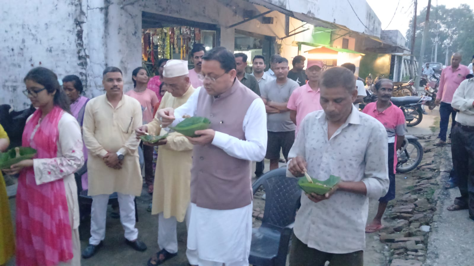 मुख्यमंत्री धामी ने लोकल फॉर वोकल को दिया बढ़ावा,लोहियाहैड में पैदल चलकर रवि के स्टॉल पर खाई टिकी 4