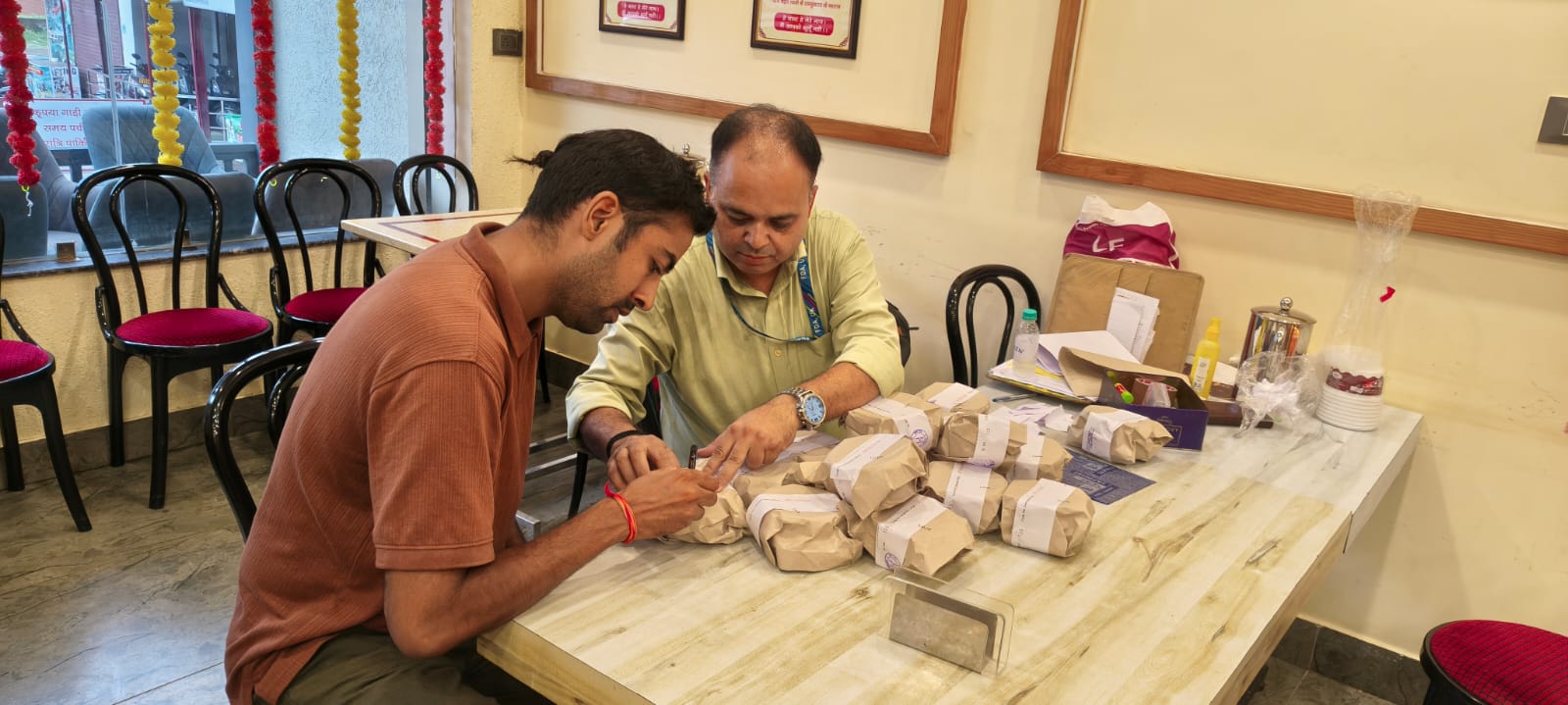 रक्षाबंधन पर्व के मद्देनजर खाद्य प्रतिष्ठानों पर छापेमारी, 08 खाद्य पदार्थों के नमूने जांच के लिए संकलित 2